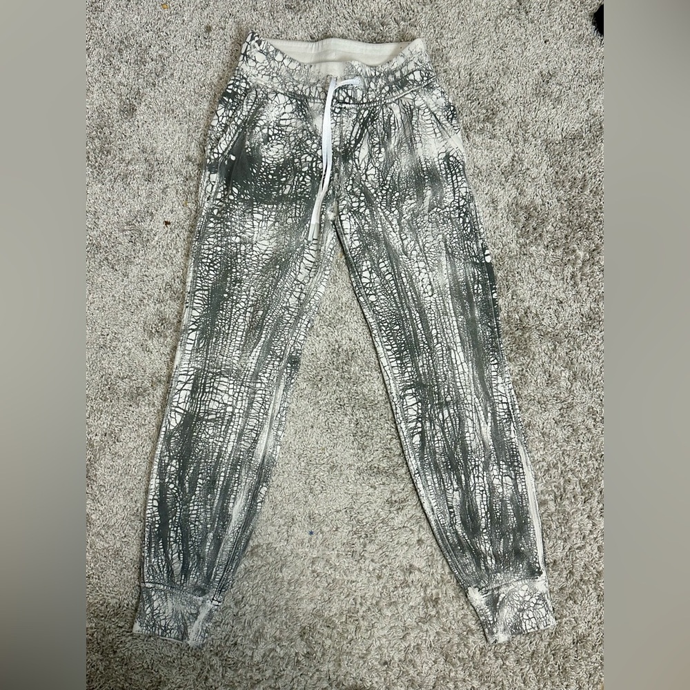 LULULEMON SIZE 2 SCUBA SWEATS